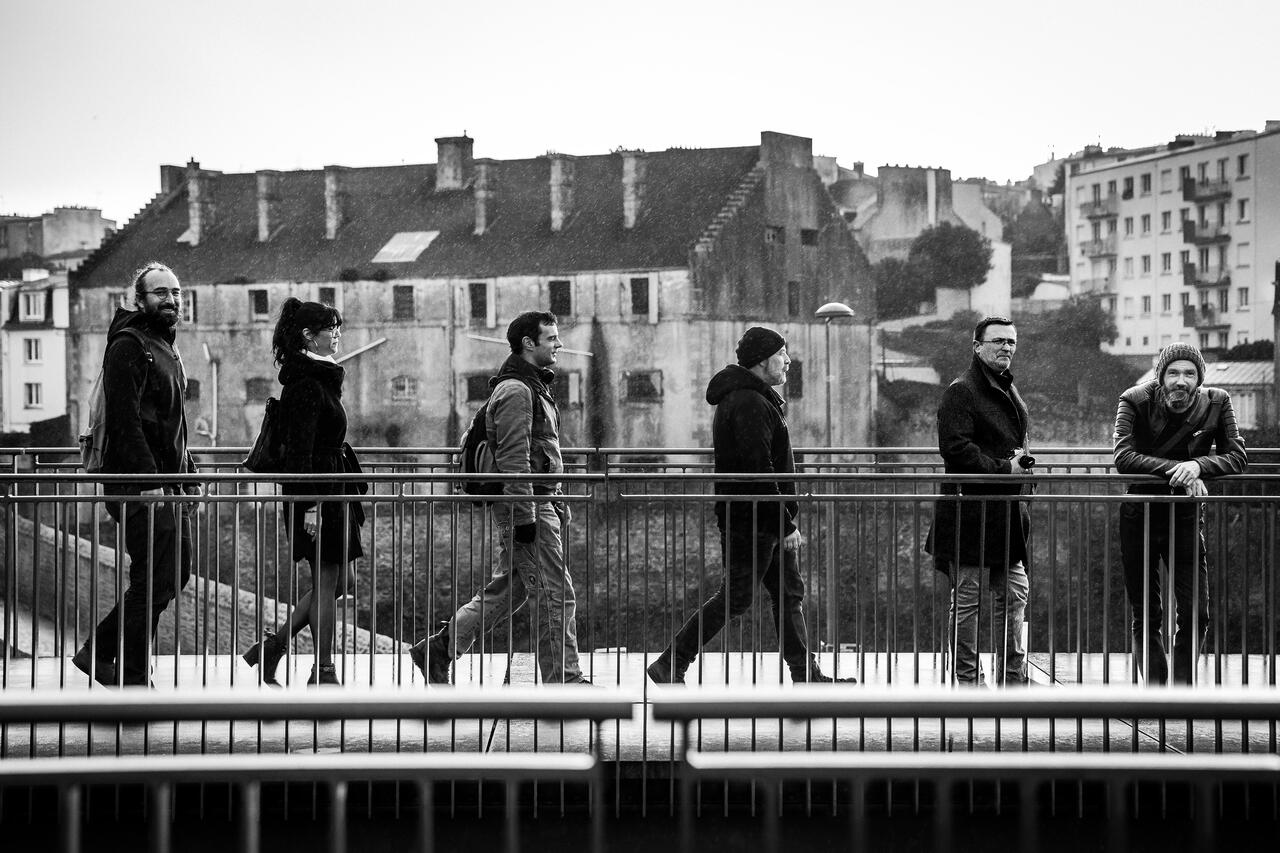 Photogrphie des particpants au 1er fanzine du collectif STRAED devant les Capucins - photographie de rue à Brest