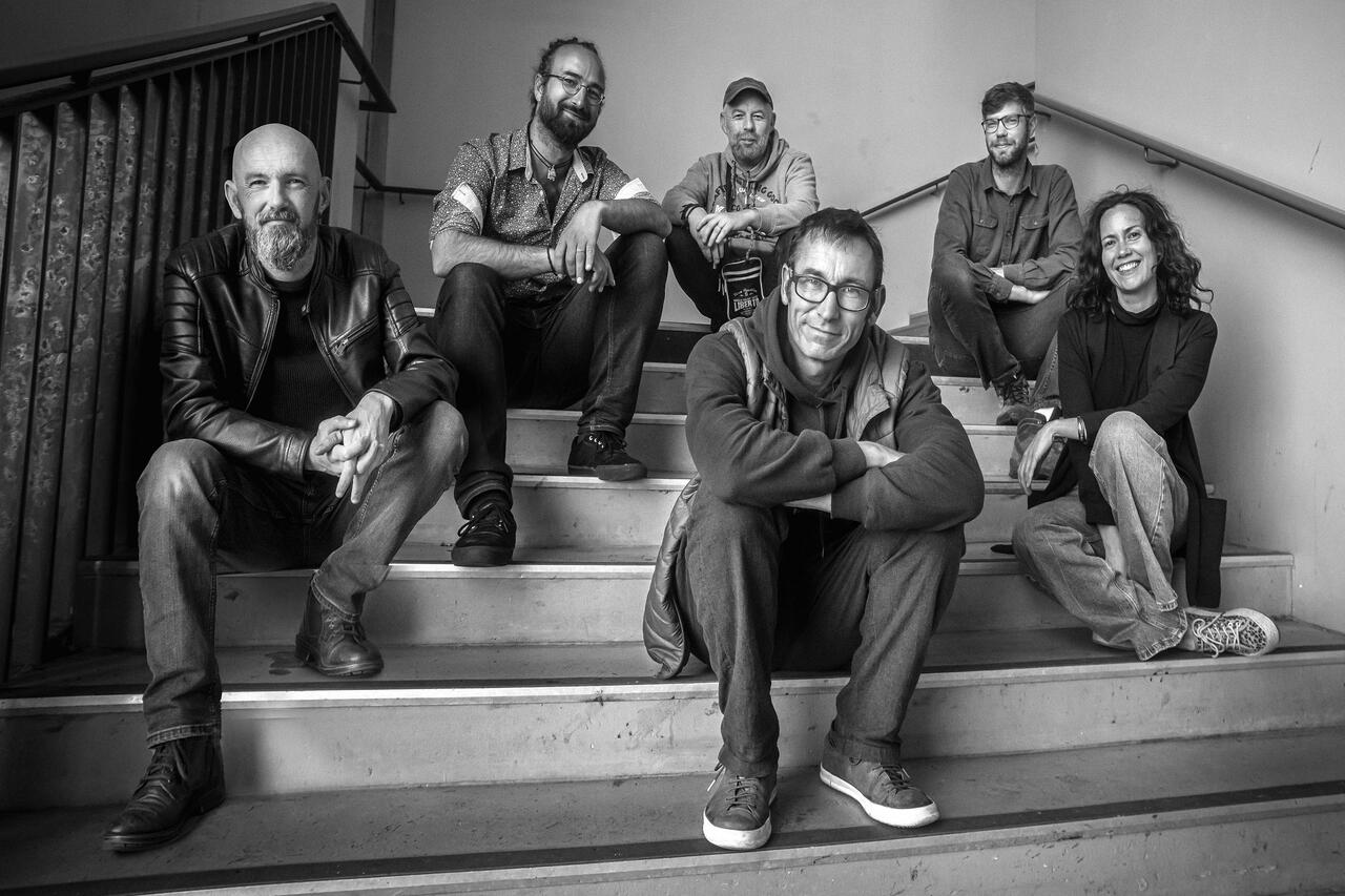 Les participants au fanzine Straed #2 assi sur des marches à Brest