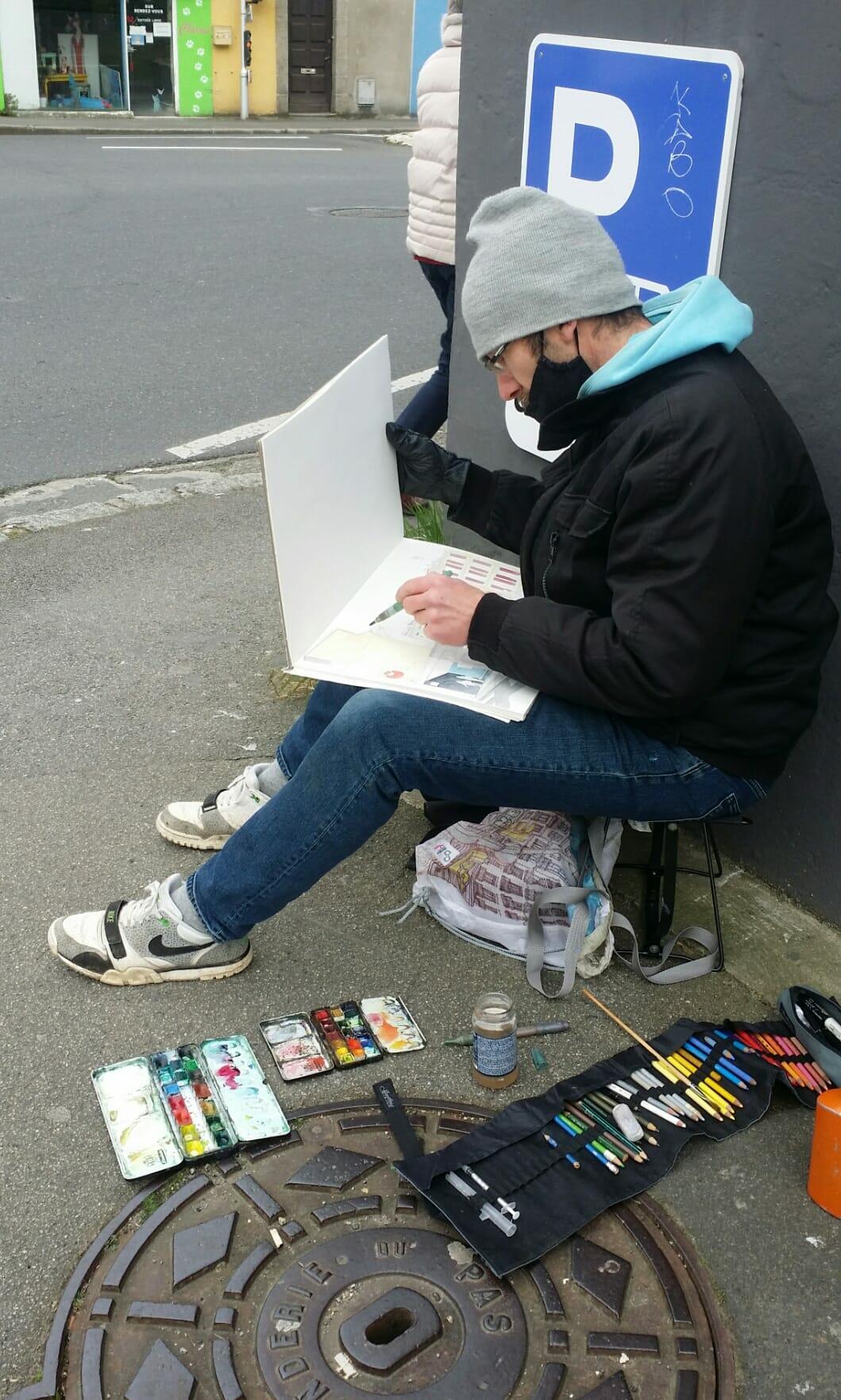 Guillaume Duval réalise un croquis dans la rue à Brest