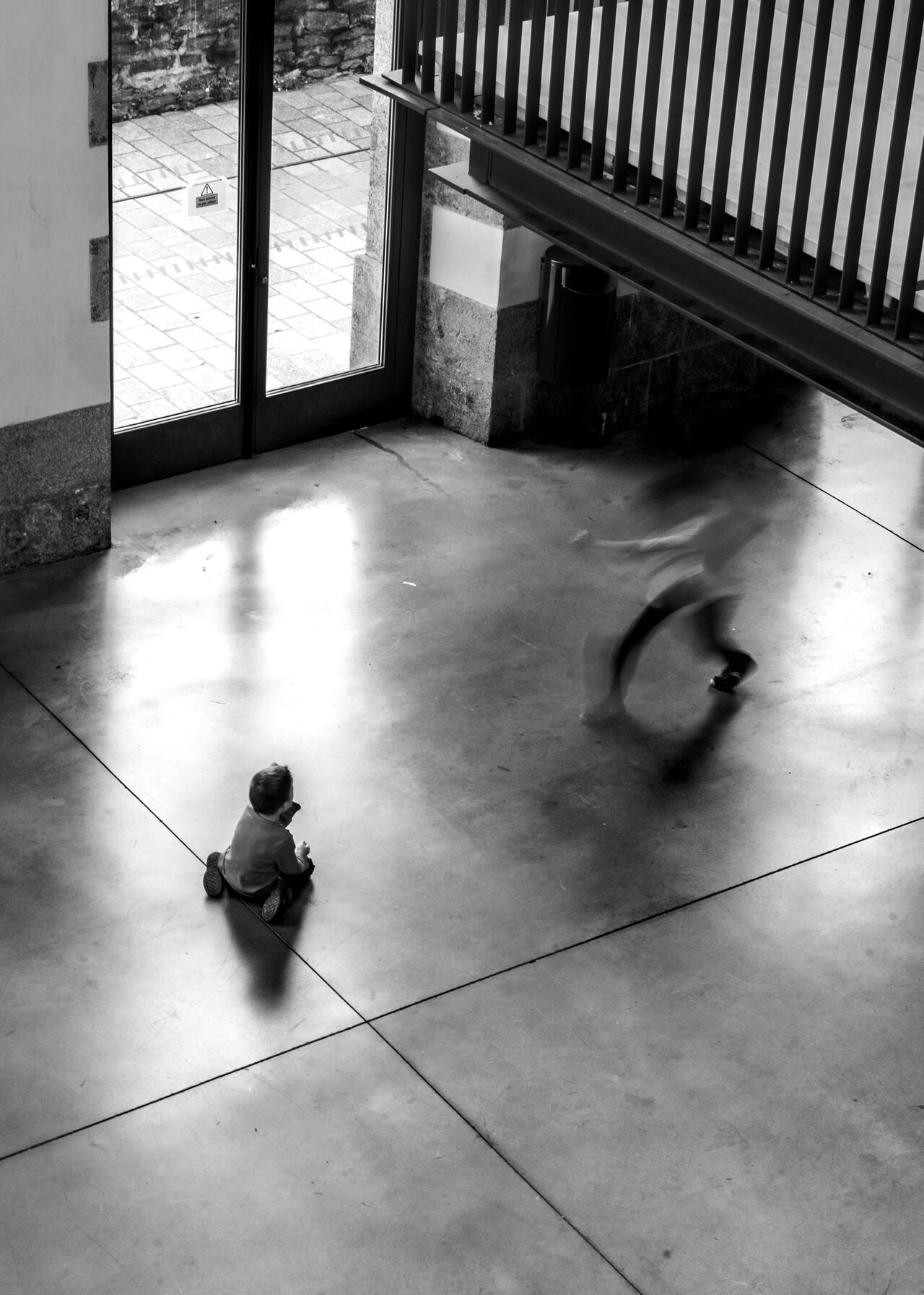 Des enfants jouent un des deux est flou