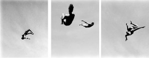 Trois photograhies avec de jeunes hommes volant dans le ciel.