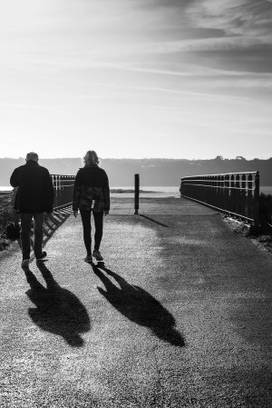 Deux personnes marchent vers le solei. Leur ombre st projeté sur le chemin. Photographie publiée dans Straed #1