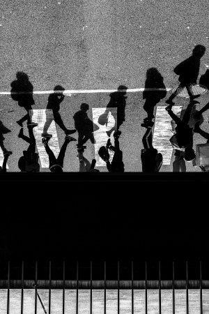 Les ombres d'un groupe de presonnes qui marchent sur le passage clouté. Photo de couverture du fanszine Straed #1