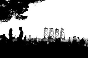 Un groupe de persoonnes en ombres chinoises devant le port de Brest