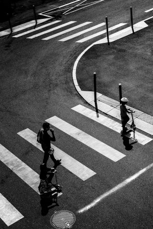 Des personnes traversent la route sur un passage clouté devant les Capucins à Brest