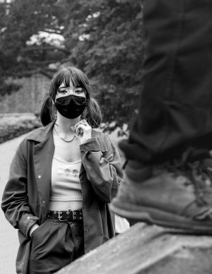 Un fille avec un masque