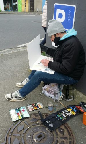 Guillaume Duval réalise un croquis dans la rue à Brest