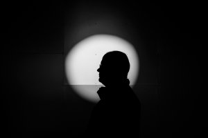 Un visage dans un rond de lumière - Photo de Laurent Réguer