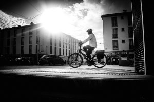Un vélo dans la rue à Brest - une photographie de Loïc Moyou