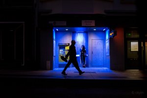 Photographie prise de nuit d'un arret de tram a Brest sous une lumière bleu